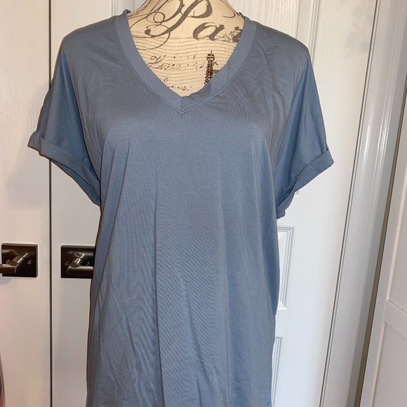 V-Neck rolled sleeve t-shirt - Picture 1 of 3